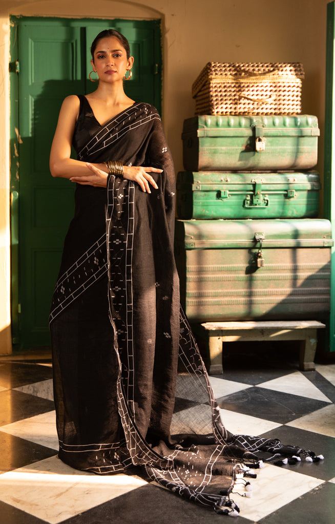 Linen Saree With Geometric Jamdani Work along the border & on the Pallu