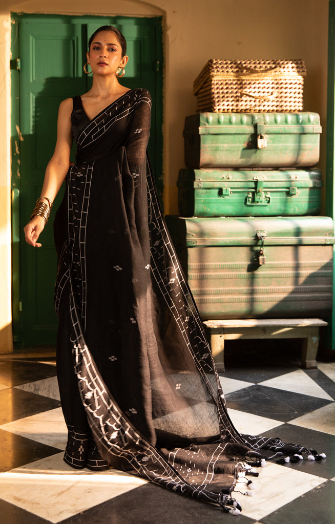 Linen Saree With Geometric Jamdani Work along the border & on the Pallu