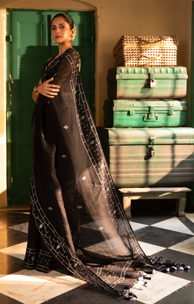 Linen Saree With Geometric Jamdani Work along the border & on the Pallu