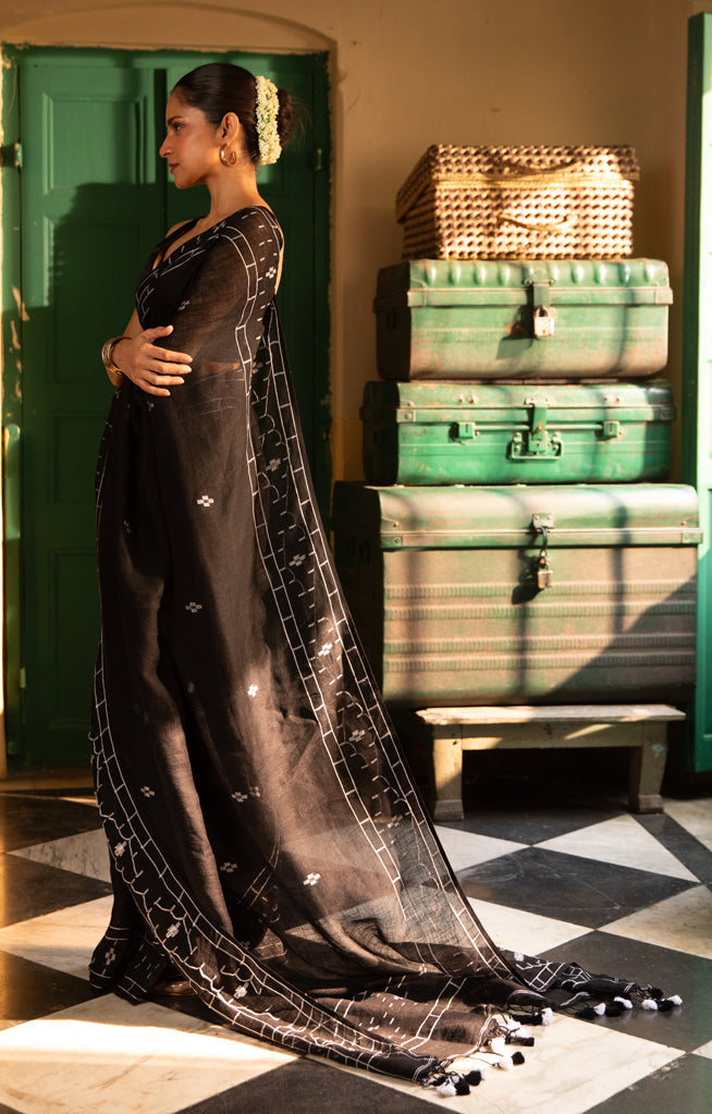 Linen Saree With Geometric Jamdani Work along the border & on the Pallu