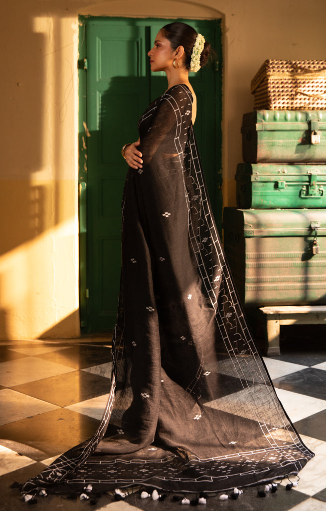 Linen Saree With Geometric Jamdani Work along the border & on the Pallu