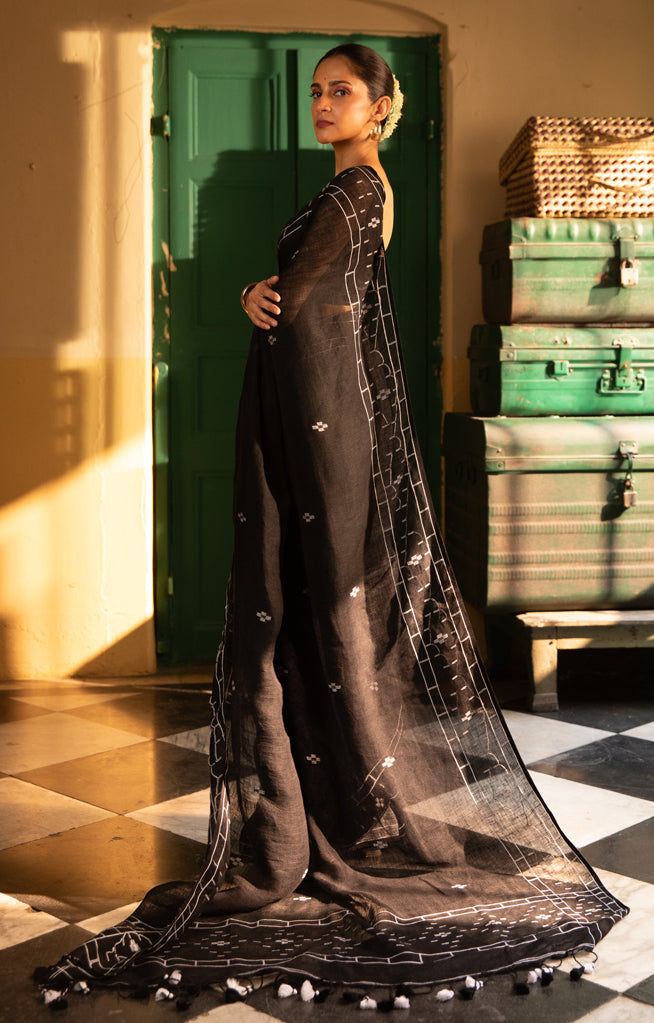 Linen Saree With Geometric Jamdani Work along the border & on the Pallu